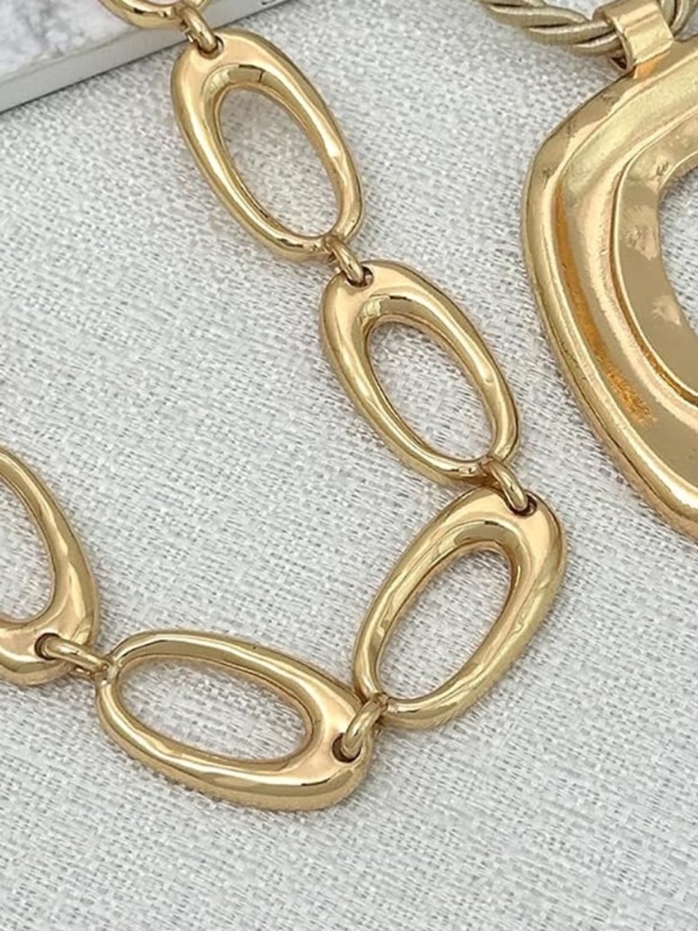Anthropologie Gold Layered Oval Link Necklace with Sculpted Pendant - Picture 3 of 7